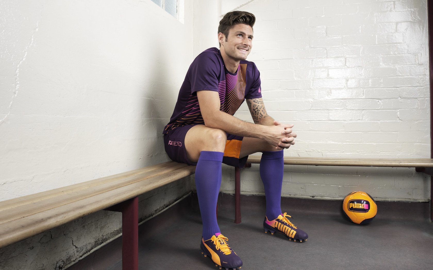 阿贾克斯在与PSV的关键战中3-2获胜,暂时止住颓势。前曼联前锋韦霍斯特回归荷甲,加盟阿贾克斯。